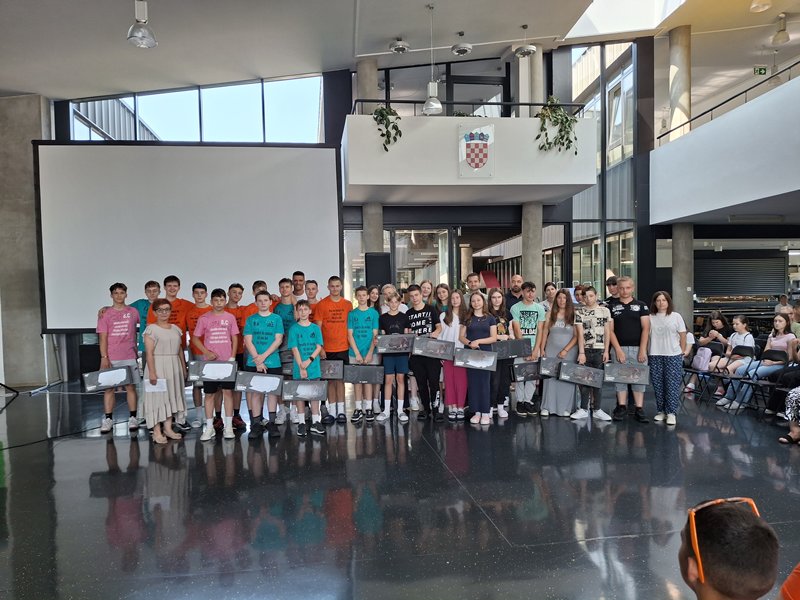 Nagrađeni najbolji učenici za školsku godinu 2024./2025.