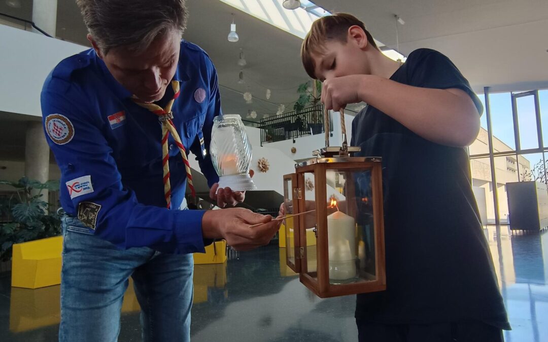 Školski izviđači preuzeli su Betlehemsko svjetlo mira 